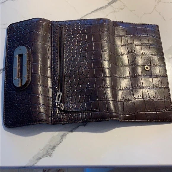 Ladies Guess Wallet - Picture 6 of 7